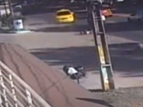 Taxi en marcha atrás ocasiona un accidente de tránsito
