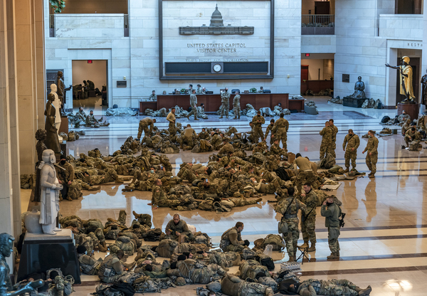 Decenas de miembros de la Guardia Nacional de EE.UU. son captados durmiendo en el suelo de los pasillos del Capitolio » Ñanduti