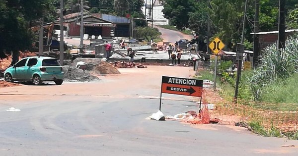 La Nación / Construcción de puente en San Antonio: “No hay mayores avances, estamos aislados y cansados”