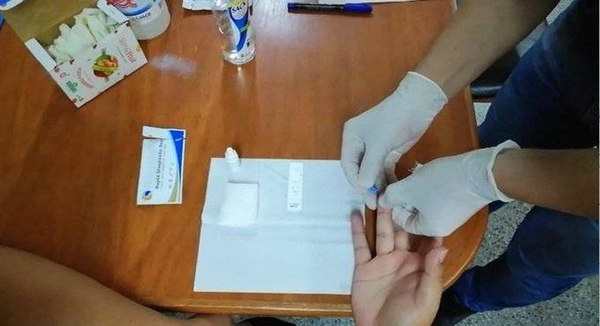 HOY / Funcionarios de Salud visitan casas para hacer test rápido de Covid-19