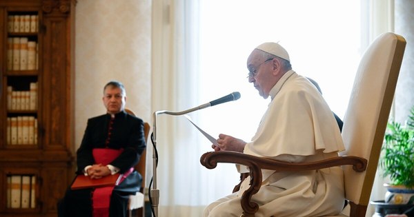 La Nación / El papa Francisco fue vacunado contra el COVID-19 en el Vaticano