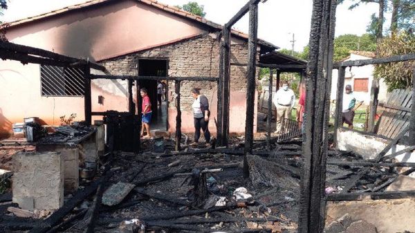 Incendio consume parte de vivienda a raíz de cortocircuito en Coronel Oviedo