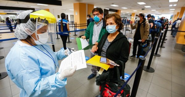 La Nación / EEUU exigirá un test de COVID-19 negativo a viajeros que lleguen al país en avión