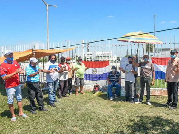 Maleteros exigen mesa de diálogo con autoridades de Aeropuertos