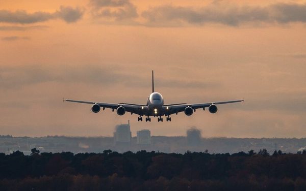 Multimillonario compró todos los asientos de un vuelo para evitar contagios de covid-19