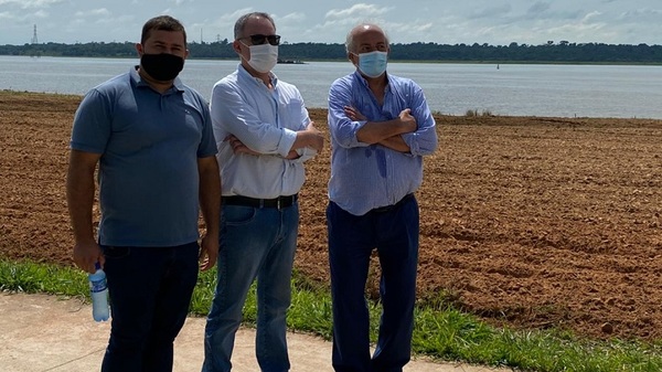 Senador visita obras de nueva costanera de Salto del Guaira