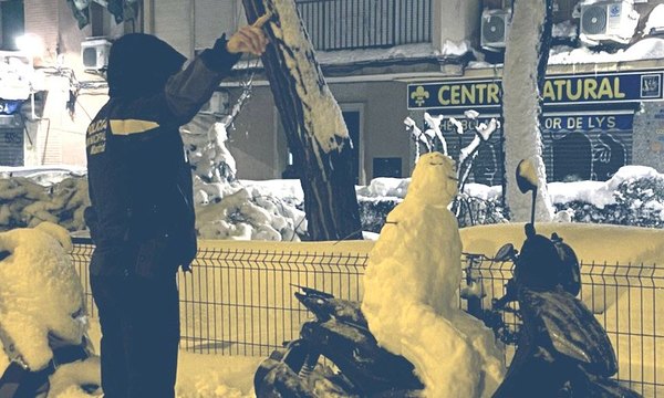Crónica / Un “zorro” multó a un muñeco de nieve ndaje