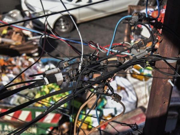 Alerta ante maraña de cables que se entretejen en el Mercado Cuatro