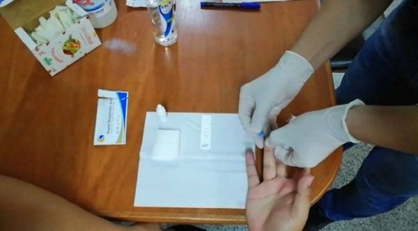 Funcionarios de Salud visitan casas para hacer test rápido de Covid-19