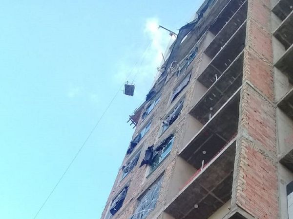 Obrero cayó del octavo piso de un edificio en construcción