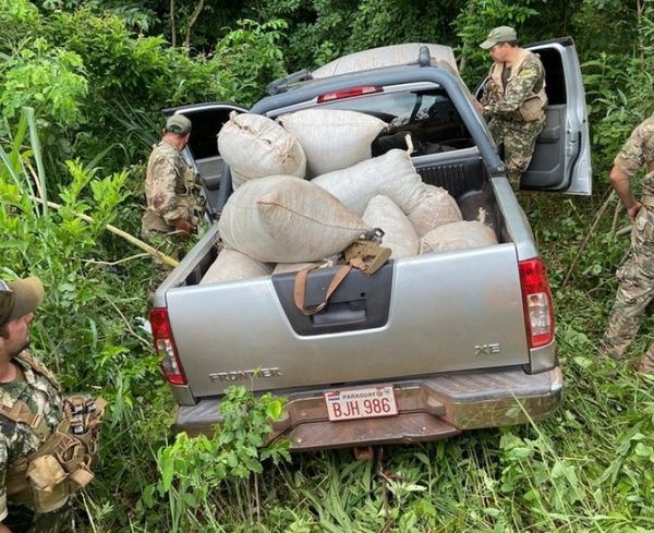 Antidrogas encuentra abandonada una camioneta repleta de droga en Capitán Bado