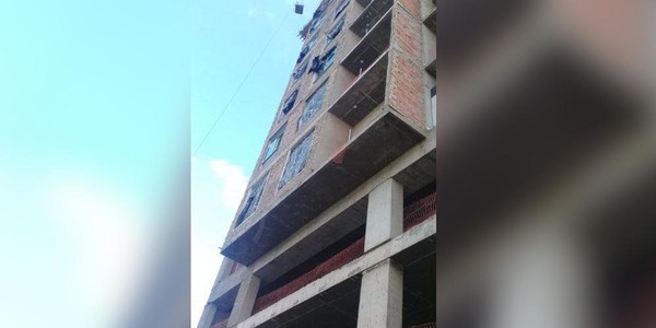 OBRERO CAYÓ DEL OCTAVO PISO DE UN EDIFICIO EN CONSTRUCCIÓN