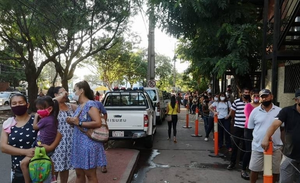 HOY / Filas de casi dos cuadras para realizar trámites en Identificaciones