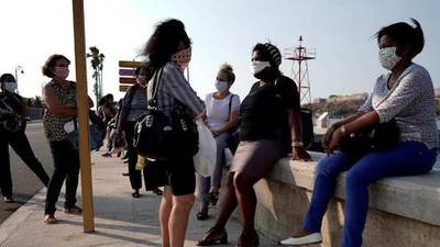 Cuba cierra escuelas, bares y reduce el transporte para contener el coronavirus en La Habana