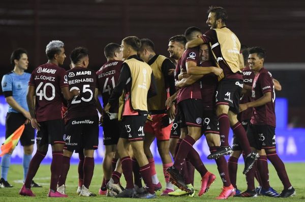 Lanús golea a Vélez y es el primer finalista de la Sudamericana | OnLivePy