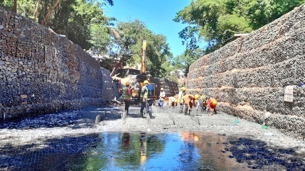 Construyen los muros de protección del arroyo Leandro Sosa en Lambaré | .::Agencia IP::.