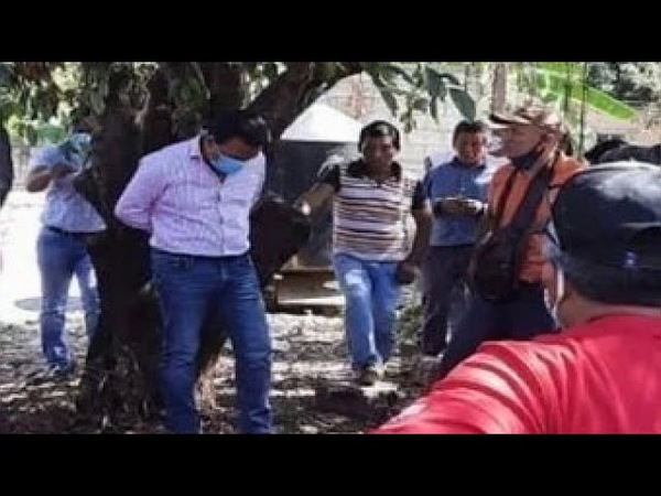 México: vecinos ataron a un intendente a un árbol porque no cumplió con sus promesas