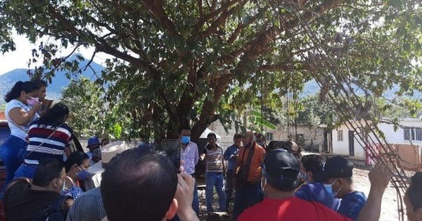 ¡Insólito! Alcalde terminó atado a un árbol por entregar una obra en mal estado - Megacadena — Últimas Noticias de Paraguay