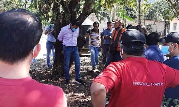 Crónica / Ataron a su intendente por un árbol por no cumplir promesas