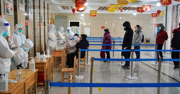 La Nación / Expertos de la OMS llegan a China, que anuncia primer muerto por COVID-19 en 8 meses