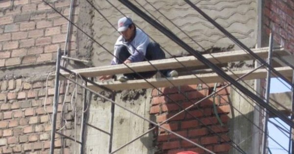 La Nación / Cede andamio y albañil muere tras caer al precipicio: no tenía arnés de seguridad