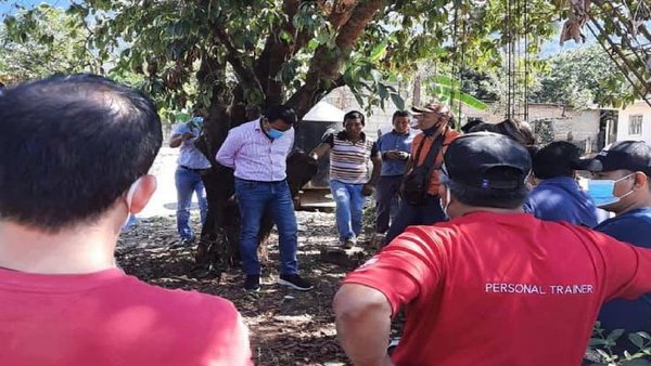 Ataron a un intendente a un árbol por entregar una obra en mal estado en México » Ñanduti