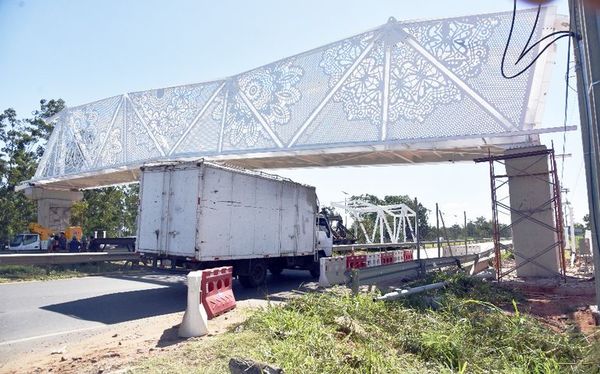 Tejedoras de ñandutí lamentan mala imitación en puente peatonal - Nacionales - ABC Color