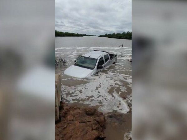 Un puente cede en Puerto Pinasco tras crecida de agua por las lluvias