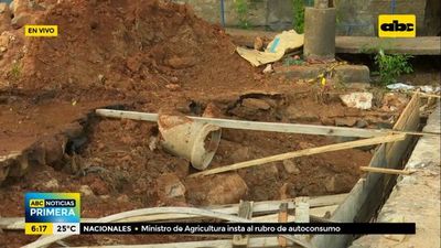 Lluvia arrastró asfalto a dos cuadras de la avenida De la Victoria, sin solución desde hace dos meses - Nacionales - ABC Color