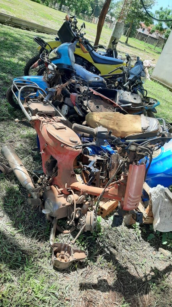 Incautan 12 motocicletas desarmadas de un taller de Yguazú  - ABC en el Este - ABC Color
