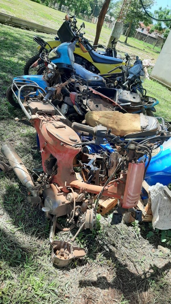Incautan 12 motocicletas desarmadas de un taller de Yguazú - ABC en el Este - ABC Color