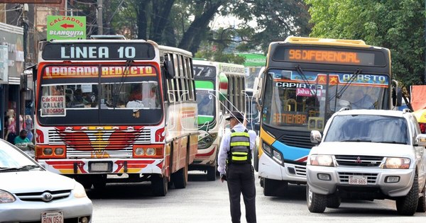 La Nación / Nulo control en buses con pasajeros expuestos al COVID-19: “Se espera mucho y vienen llenos”