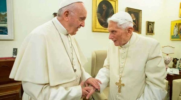 Francisco y Benedicto XVI se aplican la vacuna contra el Covid-19