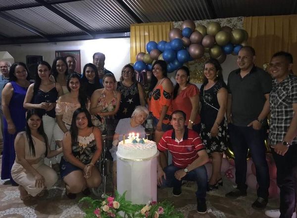 Ameno festejo por los 101 años de una tejedora en Yataity - Nacionales - ABC Color