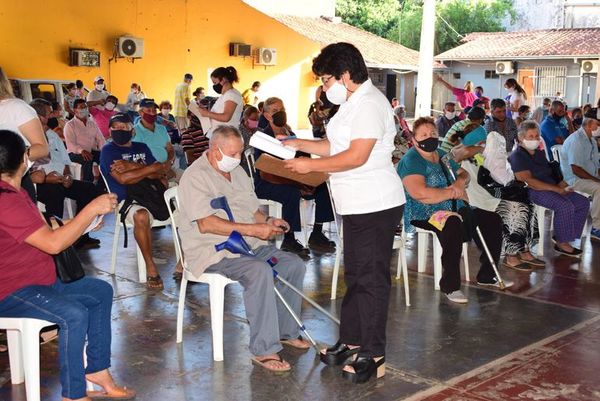 Denuncian supuesta mala organización y aglomeración para retirar tarjeta de cobro de pensión - Nacionales - ABC Color