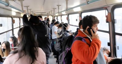 La Nación / Siguen controlando el uso de tapabocas en buses, asegura viceministro