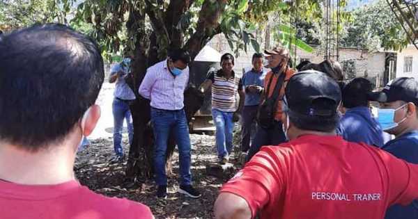 Vecinos amarran a su alcalde a un árbol por entregar obra de mala calidad - C9N