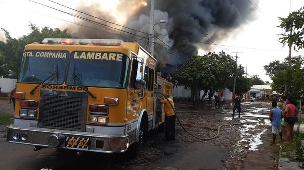 Incendio en fábrica de plástico en Itá Enramada - Nacionales - ABC Color