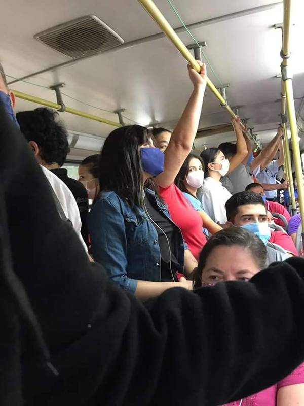 Sin control: Colectivos circulan con una excesiva cantidad de pasajeros en Asunción