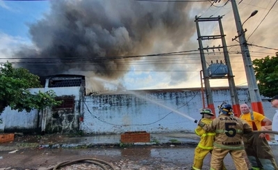 HOY / Incendio de gran magnitud consume fábrica de plásticos en Itá Enramada