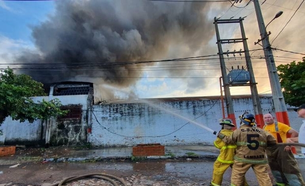 HOY / Incendio de gran magnitud consume fábrica de plásticos en Itá Enramada