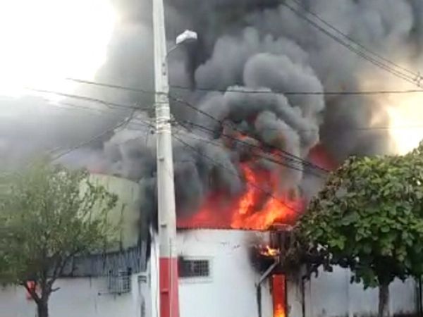 Fábrica de plásticos se incendia en Lambaré