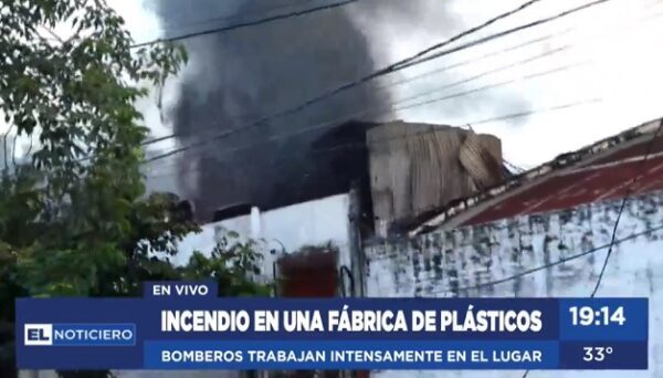 Incendio consume fábrica de plásticos en Itá Enramada