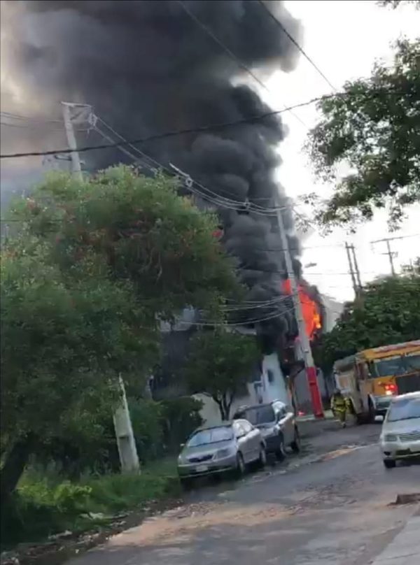 Incendio de gran magnitud en Itá Enramada | Noticias Paraguay