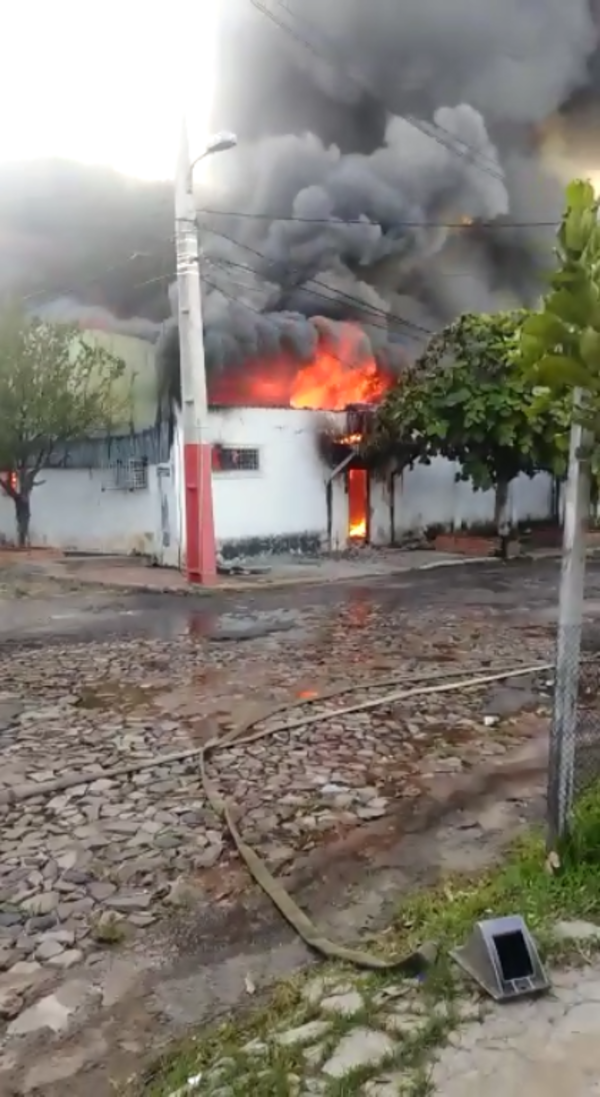 Itá Enramada: incontrolable incendio en fábrica de plástico