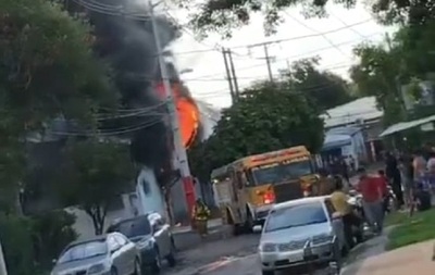 Se incendia una fábrica de plásticos en Lambaré Ardió en llamas una fábrica de plásticos en Lambaré. El local está ubicado en la zona de Ita Enramada. Los bomberos de 8 compañías trabajaron intensamente hasta lograr finalmente controlar el fuego. Afortuna