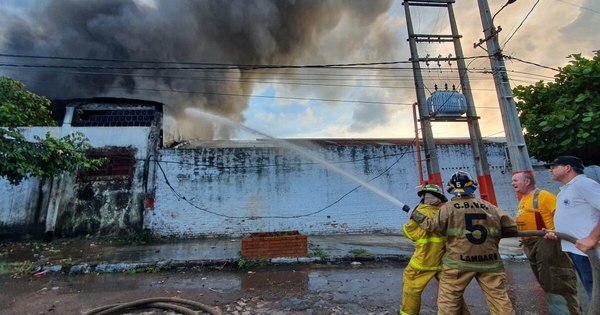 La Nación / Reportan voraz incendio en fábrica de plásticos en Itá Enramada