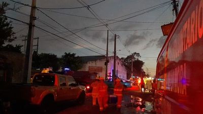 Controlan incendio e inician labores de enfriamiento de fabrica en Ita Enramada - Nacionales - ABC Color