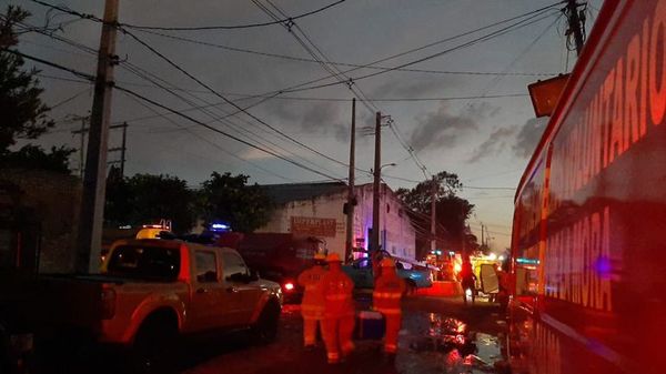 Controlan incendio e inician labores de enfriamiento de fabrica en Ita Enramada - Nacionales - ABC Color