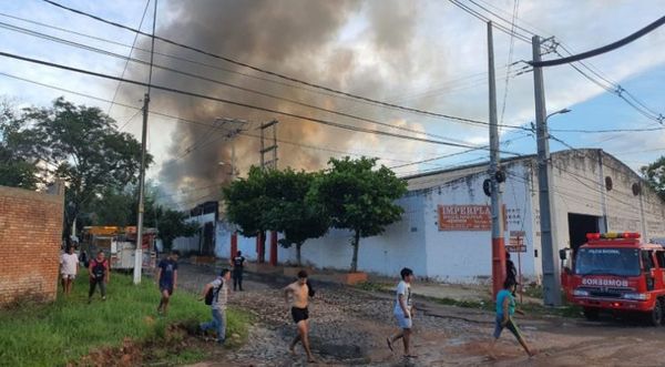 Incendio de gran magnitud consume fábrica de plásticos en Itá Enramada